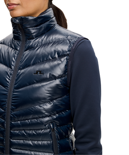 Lindeberg_Lara_Light_Down_Damenweste_2026_Navy_BWOW14476_6855